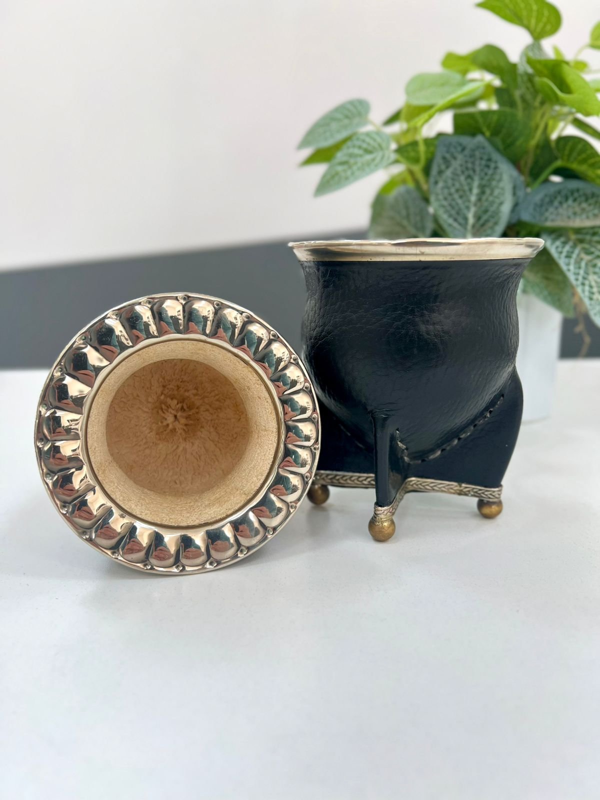 Mate camionero de calabaza con base, bolitas de alpaca y virola cincelada - Imagen 3