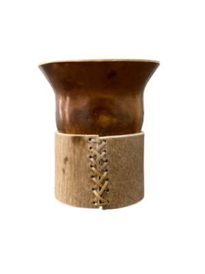 Mate de calabaza pulida con base de cuero