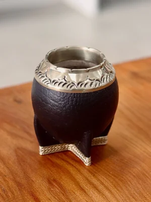 Mate torpedo cincelado con base de alpaca