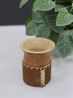 Mate de calabaza pulida con base de cuero